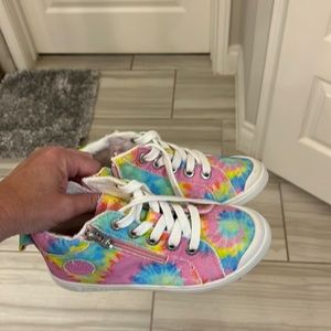 Kids tennis shoes